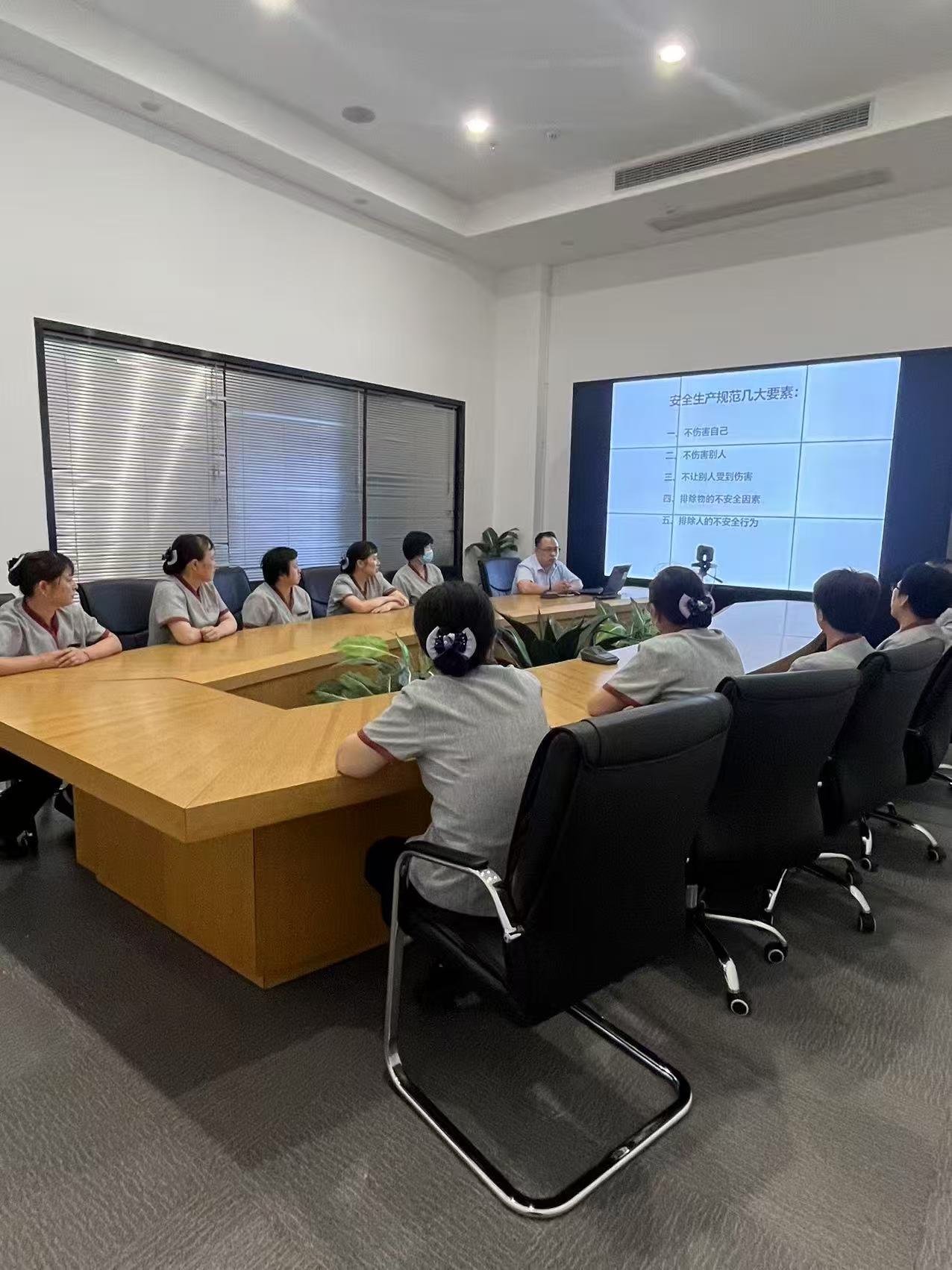 ���˽��徲��������Ӧ������AGCLUB�Ĵ�������ʵ��չ���徲�����¡�ϵ���˶�