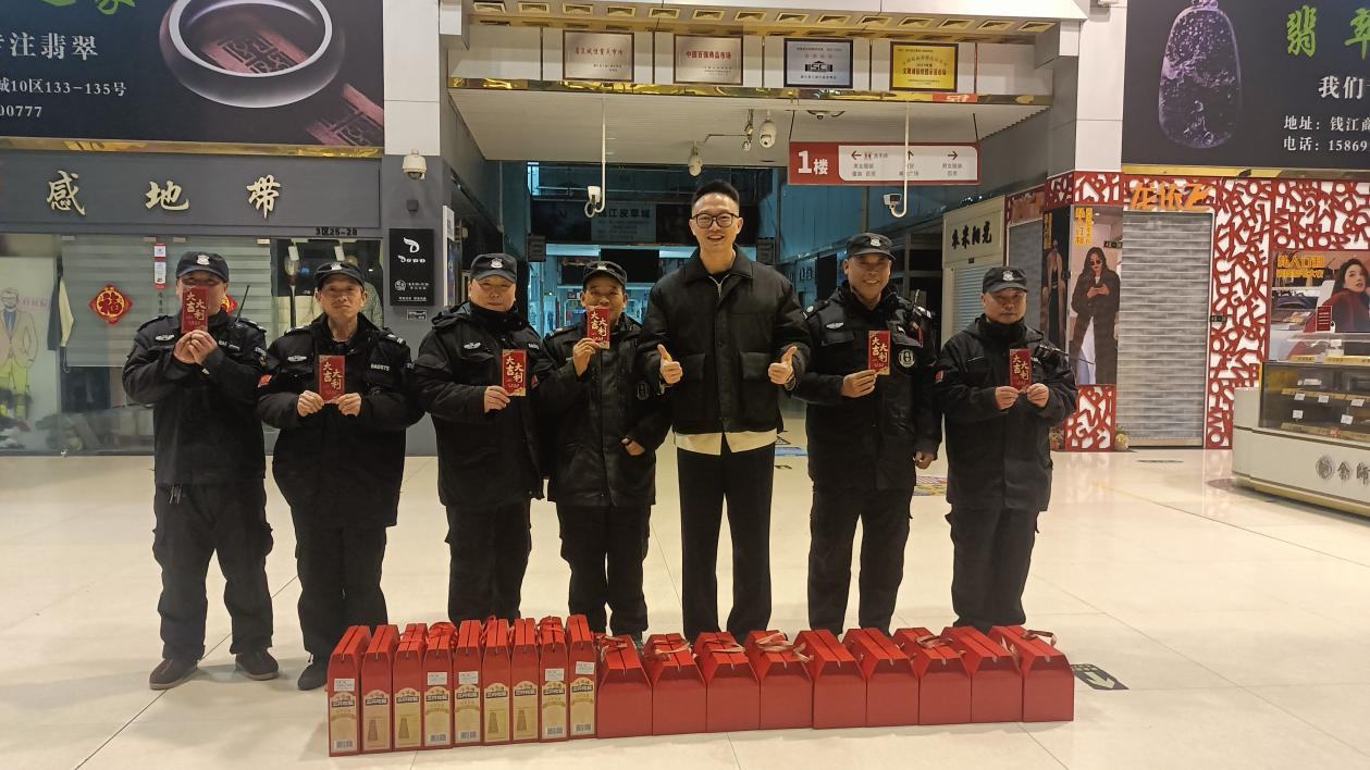 ӭ�´�������ů���ľ�ͷ��Ǯ���̳���˾��ο��һ��Ա��