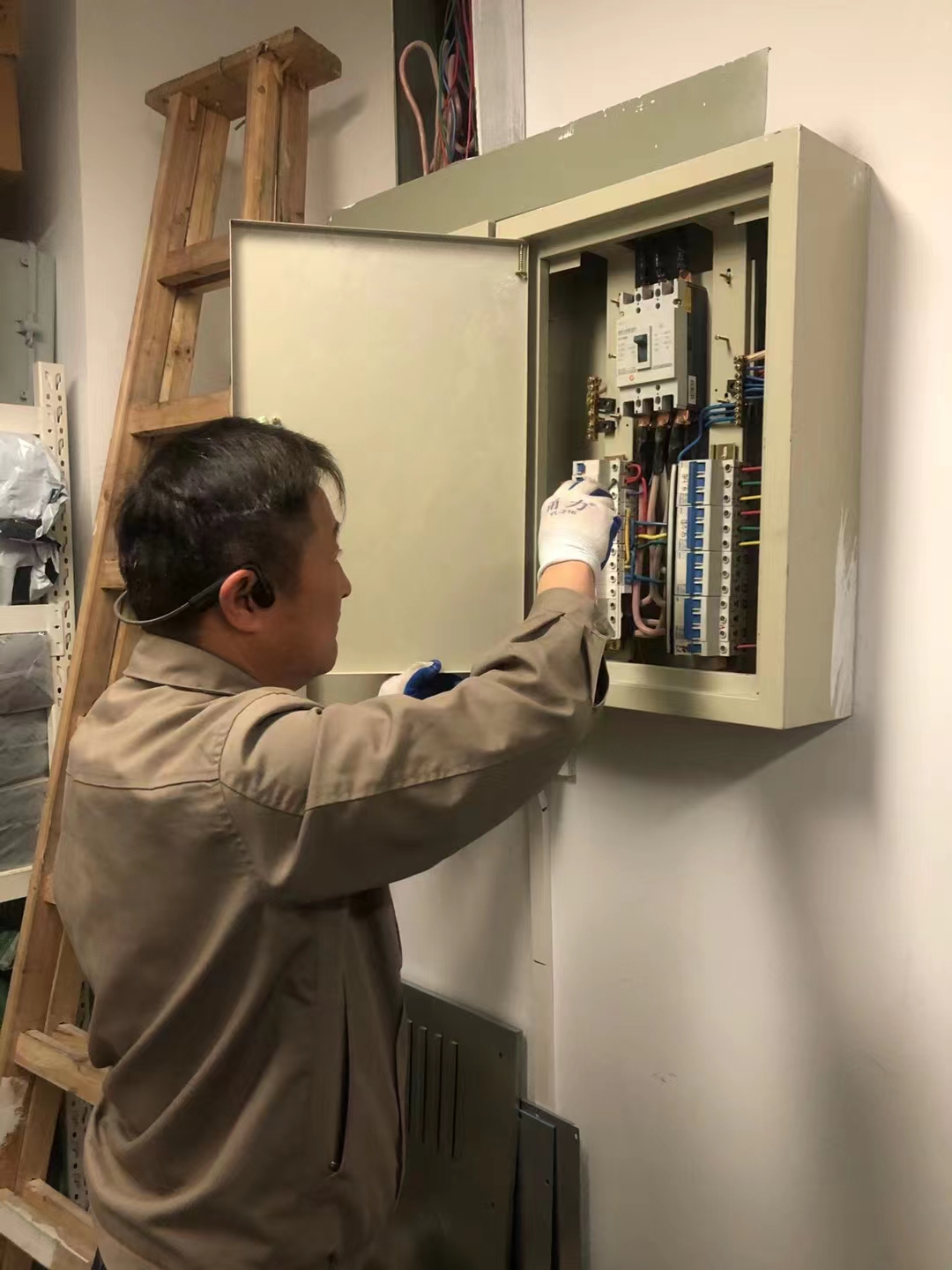 ���ϡ��ֵ�ͷ���Ų����ž��������İ������Ĵ�԰��չ��·�徲�Ų�����